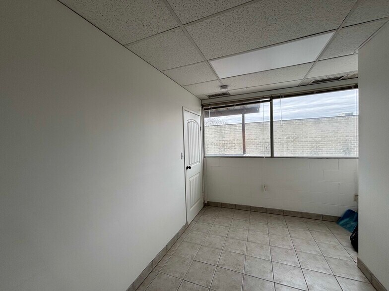 More Photos Of 2810 48 Av, Vernon Storefront Retail Office For Lease