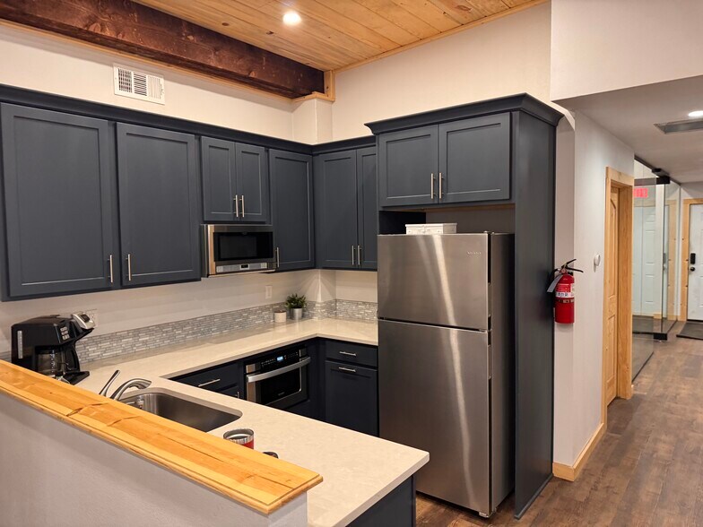 More Photos Of 7522-7524 SE 52nd Ave, Portland Light Distribution For Sale