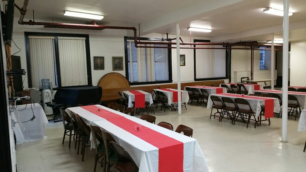 More Photos Of 1754 N Clark St, Chicago Religious Facility For Sale