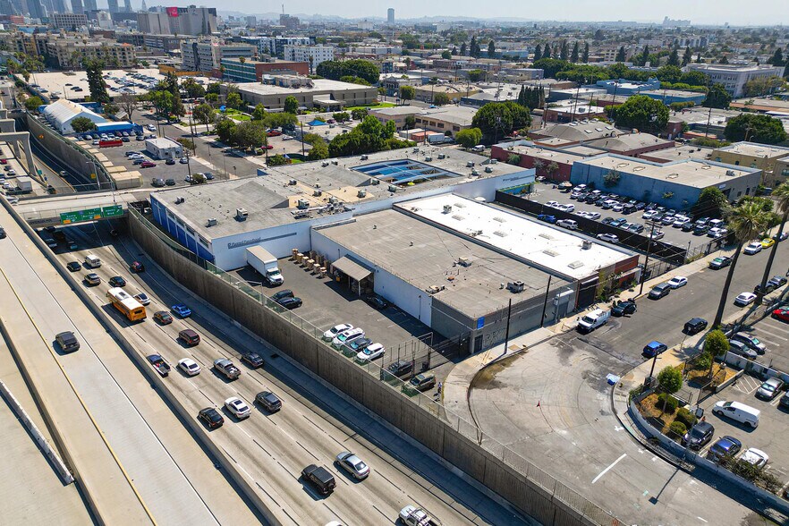 More Photos Of 341 W 31st St, Los Angeles Warehouse For Lease
