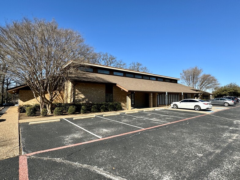 Primary Photo Of 910 N Davis Dr, Arlington Medical For Lease