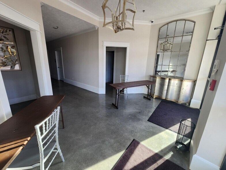 More Photos Of 232 Bordeaux Dr, Thomson Specialty For Sale