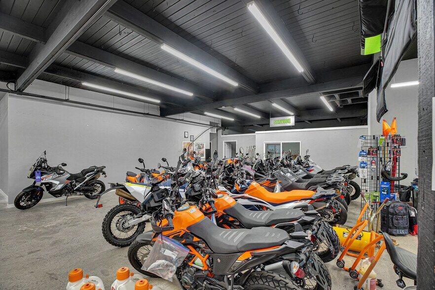 More Photos Of 993 NE Kane Dr, Gresham Freestanding For Lease