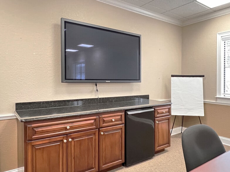More Photos Of 308 Avenue G SW, Winter Haven Coworking Space