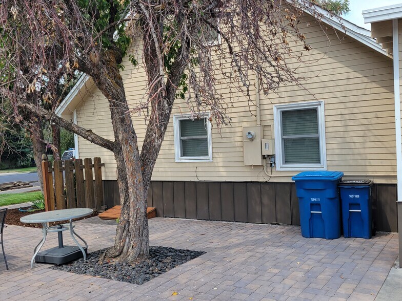 More Photos Of 336 NW 7th St, Redmond Office For Sale