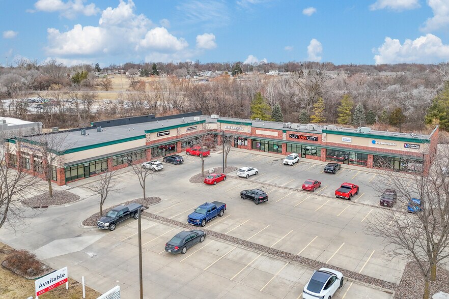 More Photos Of 1003 8th St SW, Altoona Storefront For Lease