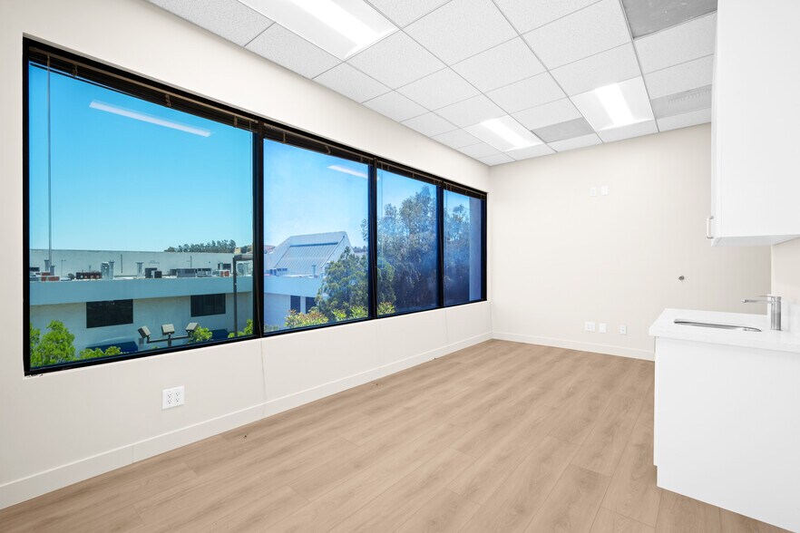 More Photos Of 24011 Ventura Blvd, Calabasas Medical For Lease