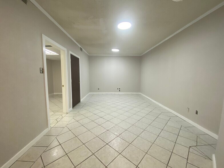 More Photos Of 1543 W Summit Ave, San Antonio Showroom For Sale