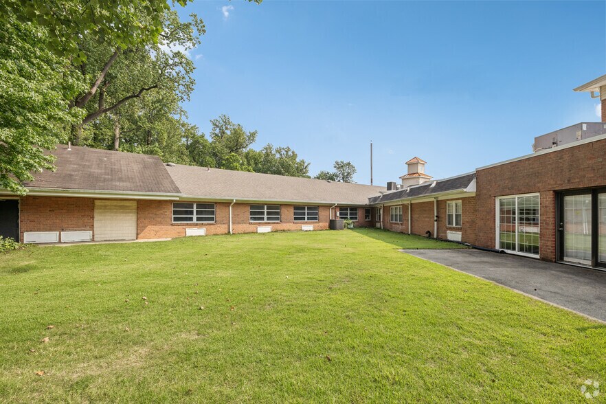 More Photos Of 190 N Evergreen Ave, Woodbury Office For Sale