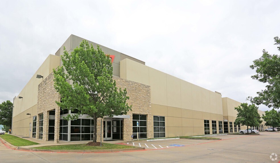 Primary Photo Of 700 Freeport Pky, Coppell Warehouse For Lease