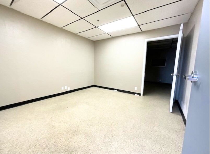 More Photos Of 4400-4412 SW 25th St, Oklahoma City Distribution For Lease