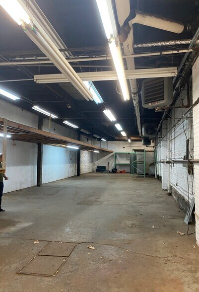 More Photos Of 1143-1147 47th Ave, Long Island City Showroom For Lease