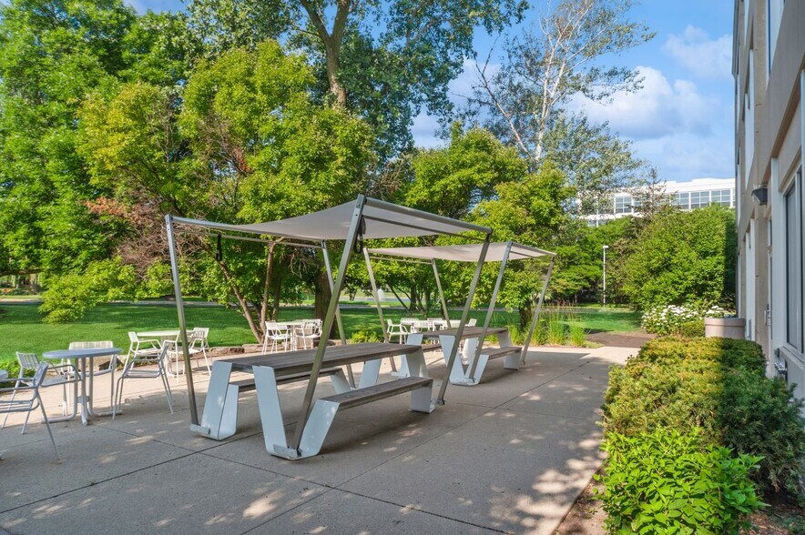 More Photos Of 10 Parkway Blvd N, Deerfield Office For Lease