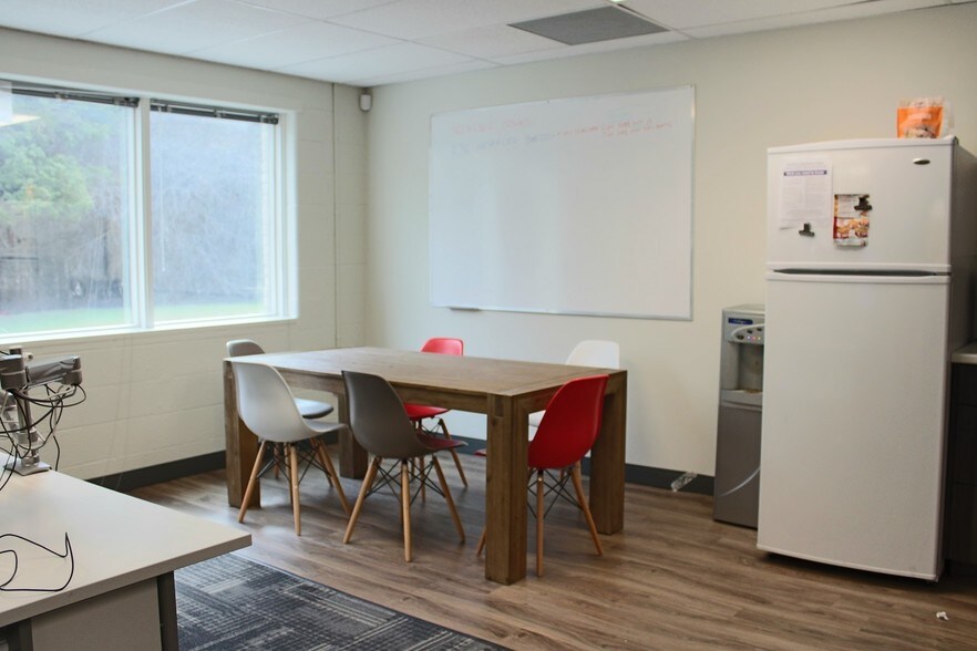 More Photos Of 148 Manitou Dr, Kitchener Office For Lease