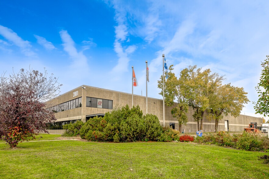 More Photos Of 2001 Boul Des Sources, Pointe-claire Warehouse For Lease