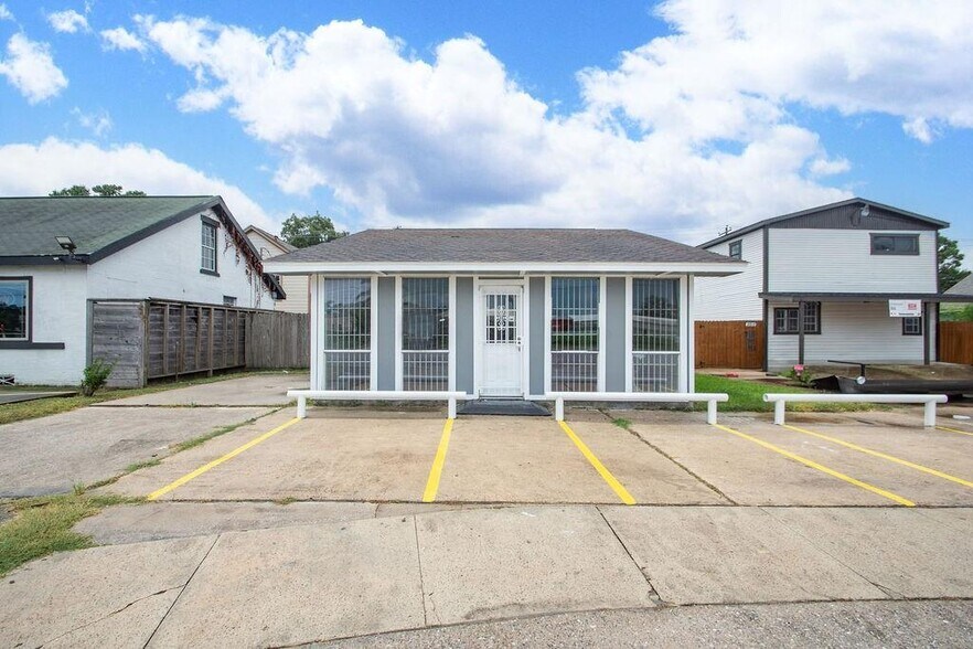 Primary Photo Of 2809 Market St, Baytown Office Residential For Lease