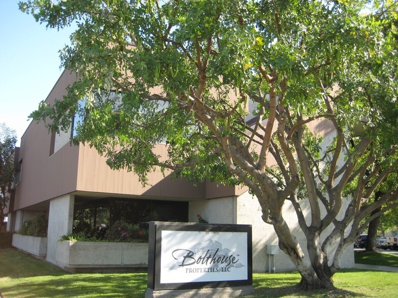 More Photos Of 2000 Oak St, Bakersfield Office For Lease
