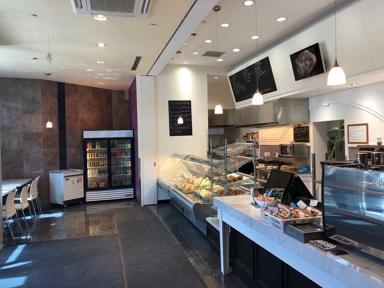 More Photos Of 3400 Boul Du Souvenir, Laval Office For Lease