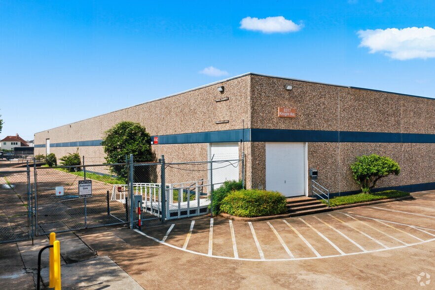 More Photos Of 8303-8317 Knight Rd, Houston Warehouse For Lease