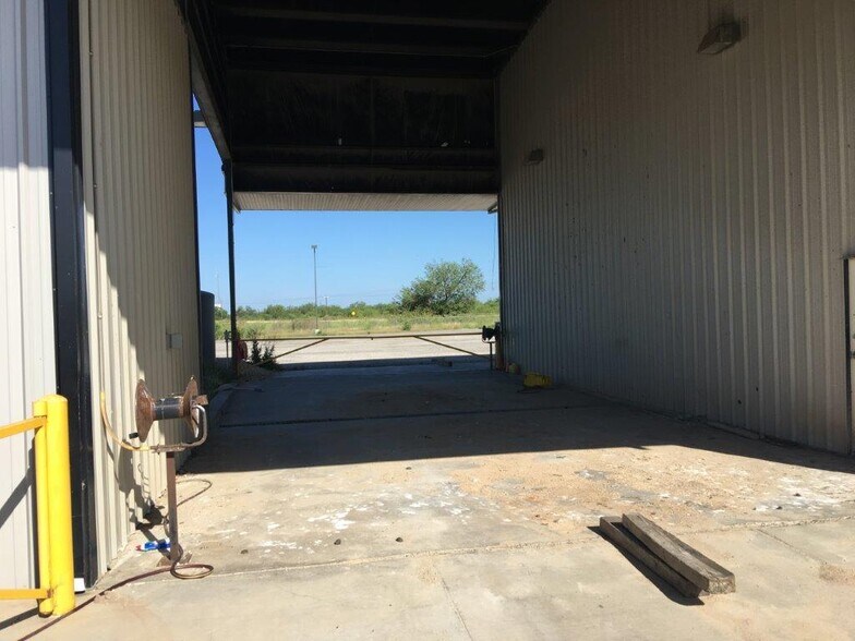 More Photos Of 12071 W Highway 85, Dilley Service For Sale