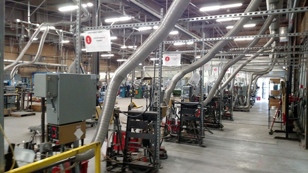 More Photos Of 5564 N 152nd St, Hugo Warehouse For Lease