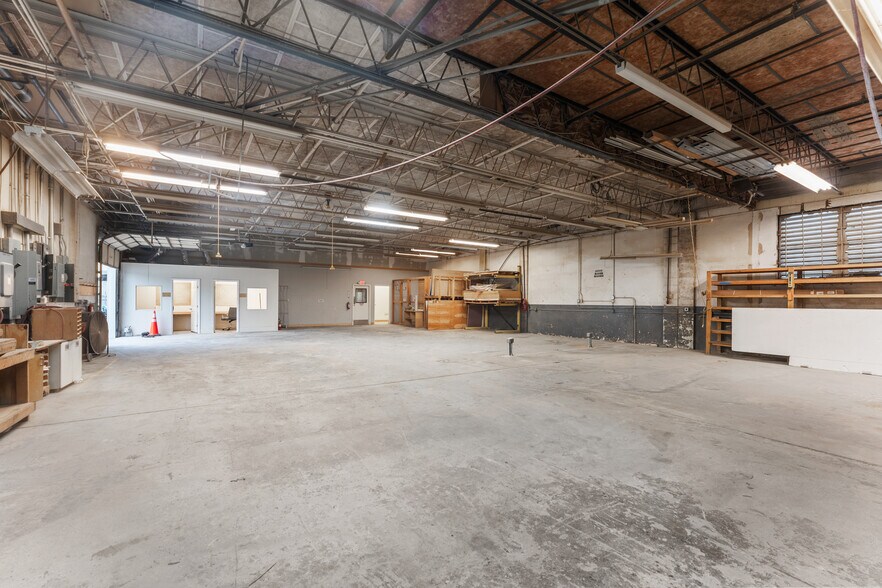 More Photos Of 4451 8th Ave S, Saint Petersburg Manufacturing For Lease