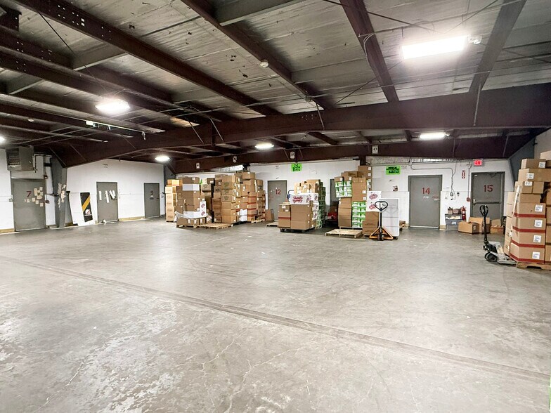 More Photos Of 20 Colby Rd, Litchfield Distribution For Lease