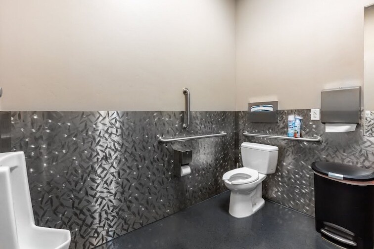 More Photos Of 420 N Redwood Rd, North Salt Lake General Retail For Sale