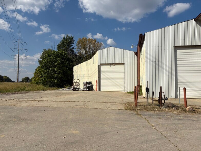 More Photos Of 5522 A N Center St, Hilliard Warehouse For Lease