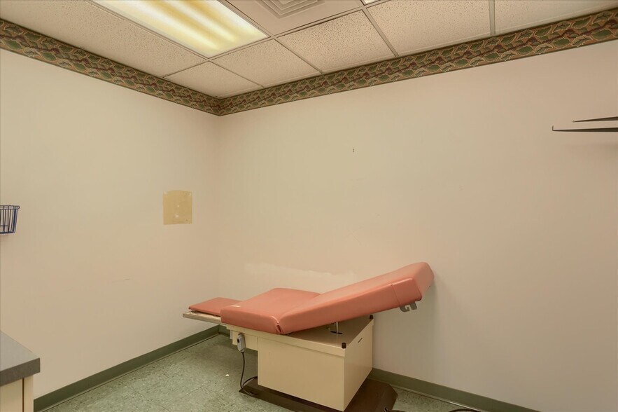 More Photos Of 1784 4th Ave, York Office For Sale