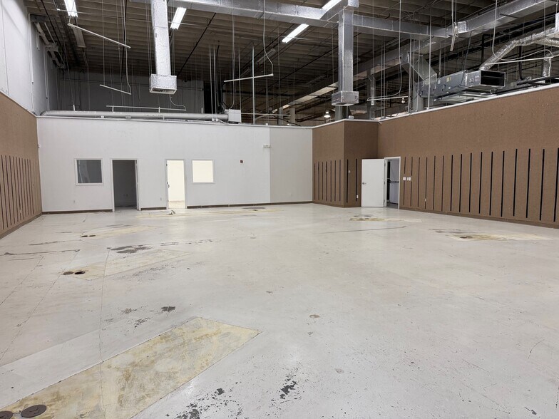 More Photos Of 150 W Yamato Rd, Boca Raton Showroom For Sale