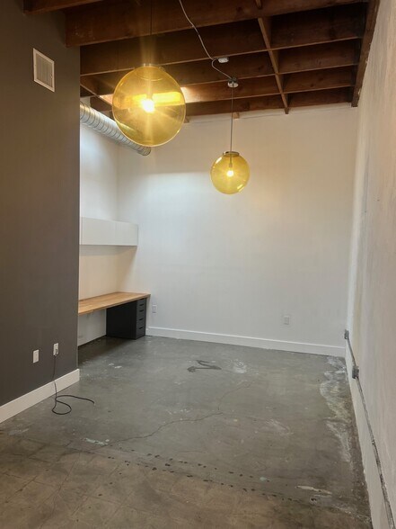 More Photos Of 5569 W Washington Blvd, Los Angeles Light Distribution For Lease