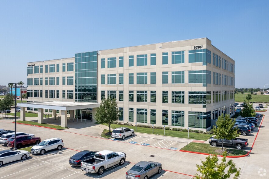 More Photos Of 10907 Memorial Hermann Dr, Pearland Medical For Lease