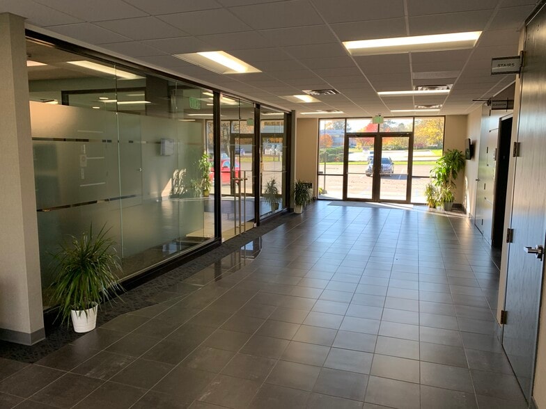 More Photos Of 9011 N Meridian St, Indianapolis Office For Lease