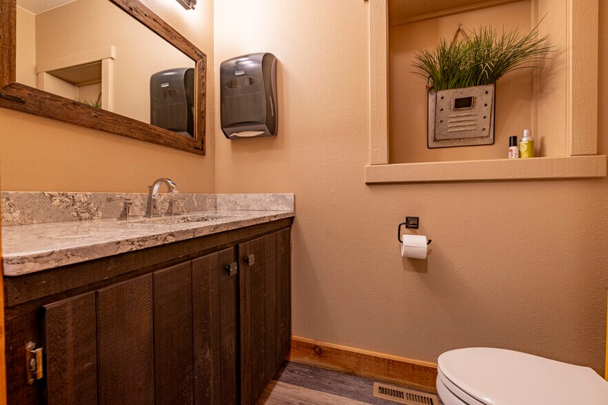 More Photos Of 802 Canyon Ave, Cody Office For Sale