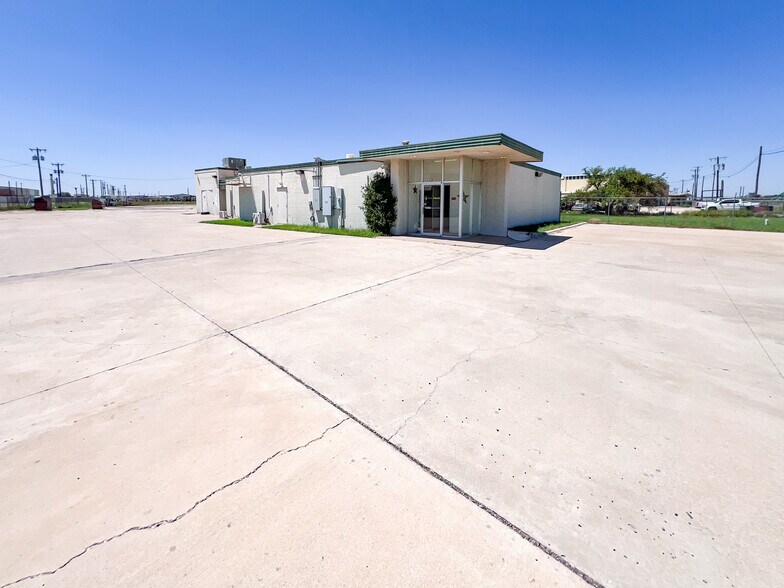 More Photos Of 3201 W Murphy St, Odessa Warehouse For Sale