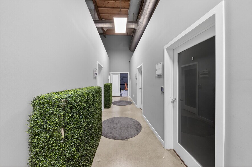 More Photos Of 20938 Osborne St, Canoga Park Warehouse For Sale