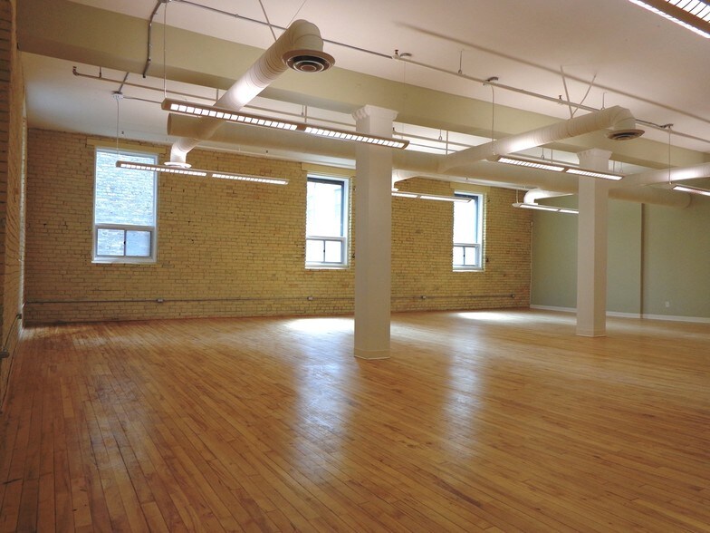 More Photos Of 250 McDermot Ave, Winnipeg Office For Lease