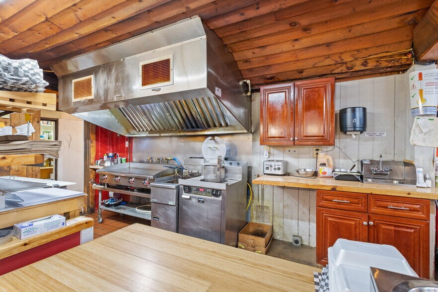 More Photos Of 107 Maple St, Barnstead Restaurant For Sale