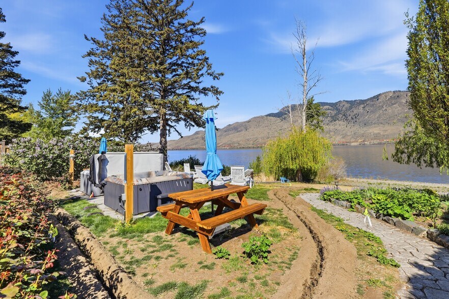More Photos Of 7001 Savona Access Rd, Thompson-Nicola Hotel For Sale