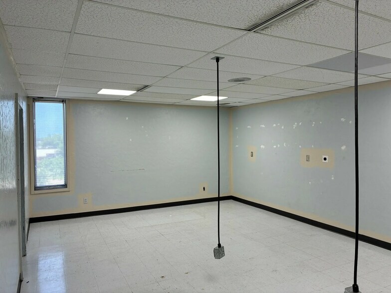 More Photos Of 2801 Parklawn Dr, Midwest City Medical For Lease