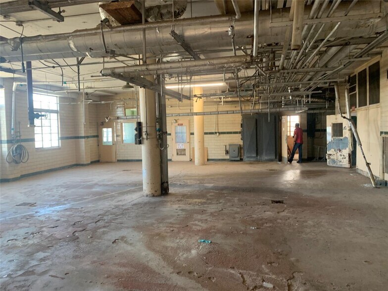 More Photos Of 309 S Pioneer Dr, Abilene Manufacturing For Sale