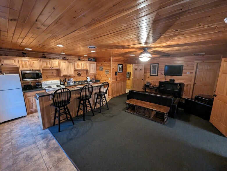 More Photos Of 32600 N State Route 44, Slate Run Hotel For Sale