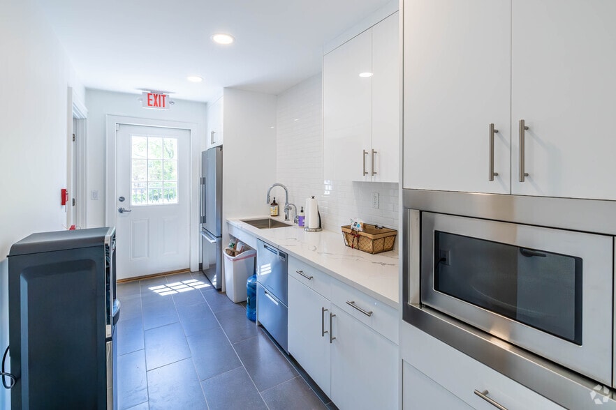 More Photos Of 682 US-202, Bridgewater Office For Sale