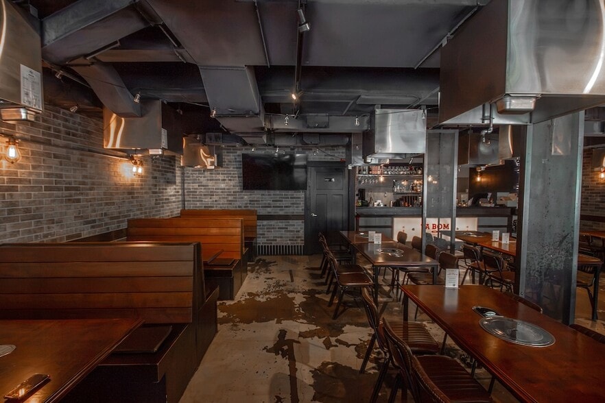 More Photos Of 1536 Robson St, Vancouver Storefront For Sale
