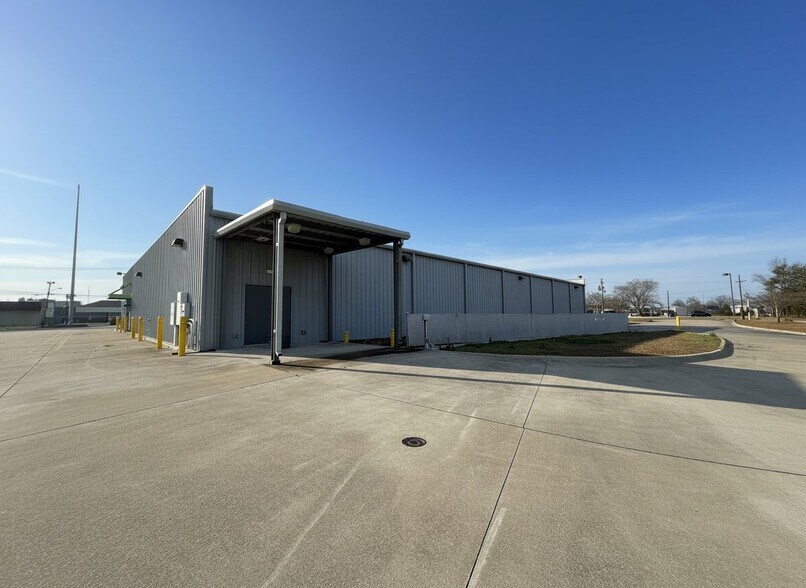 More Photos Of 1514 Sampson St, Westlake Freestanding For Sale