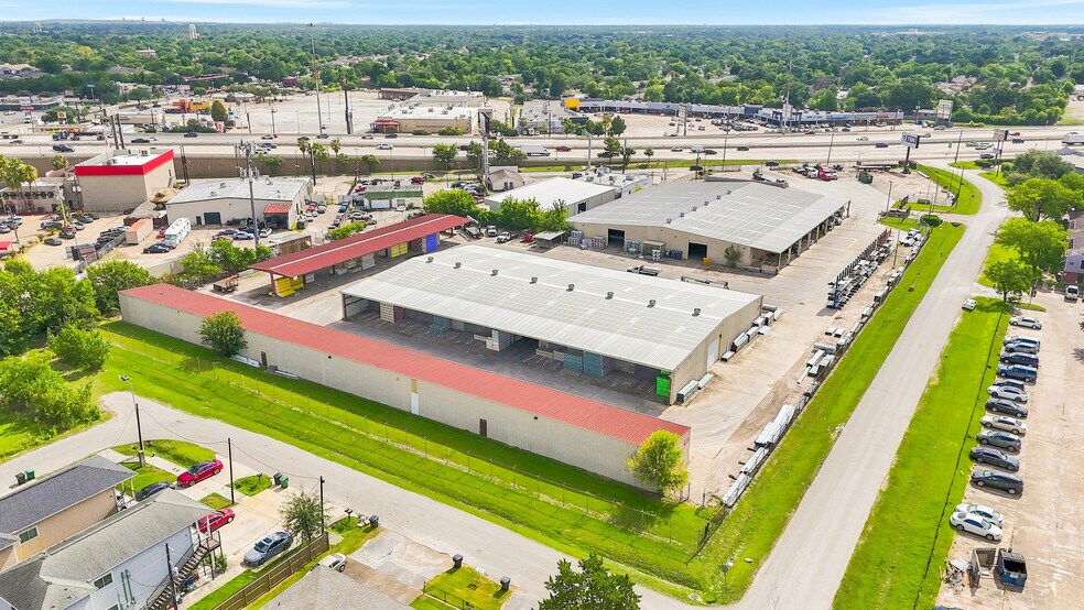 More Photos Of 10700 Gulf Fwy, Houston Warehouse For Lease