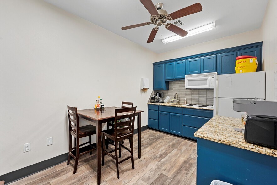 More Photos Of 6604 N State Highway 6, Woodway Storefront Retail Office For Lease