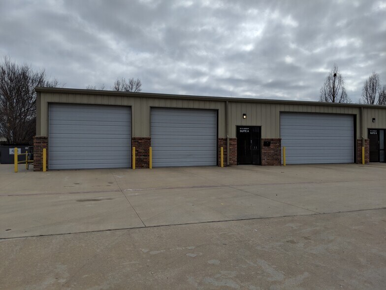 More Photos Of 621-633 N Kessler St, Wichita Showroom For Lease