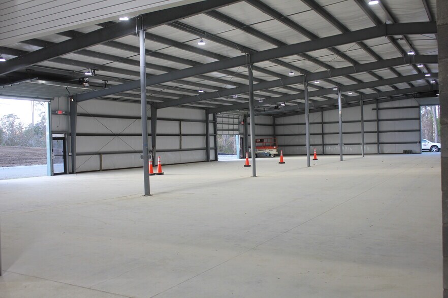 More Photos Of 106 Freedom Park Dr, Hubert Warehouse For Lease